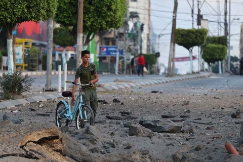 En palestinsk man i närheten av al-Sharouk tornet i Gaza, som inrymde TV-kanalen al-Aqsa, som förstördes i en israelisk flygattack, i Gaza City, den 13 maj.