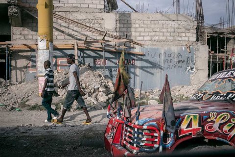 Två män går på en gata i Haitis huvudstad Port-au-Prince.