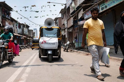 Läkare Utan Gränsers team sprider hälsoinformation kring covid-19 från en tuk-tuk i Mumbai, Indien.