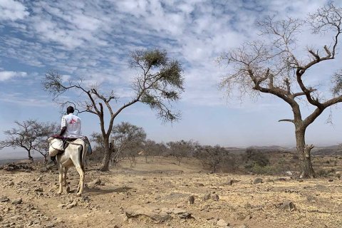 En anställd från Läkare Utan Gränser rider på en åsna Jebel Marra, Sudan. 
