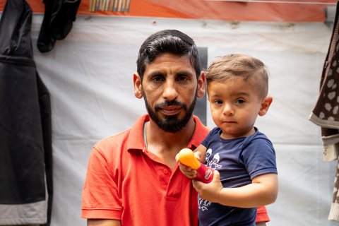 Jaber Alsoudy från Syrien bor med sin fru och son i ett läger på Samos sedan november 2019. 
