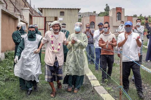 60-årige Ghanem Qaid Nasser från Ibb, Jemen, behandlades på al-Sahul-isoleringscenter för covid-19-patienter som vi stöttar.⁣