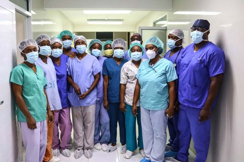 Ett medicinskt team, inklusive två kirurger och en operationssjuksköterska, reste dagen efter jordbävningen som drabbade Haiti den 14 augusti till Jérémie för att behandla skadade på St. Antoines sjukhus.