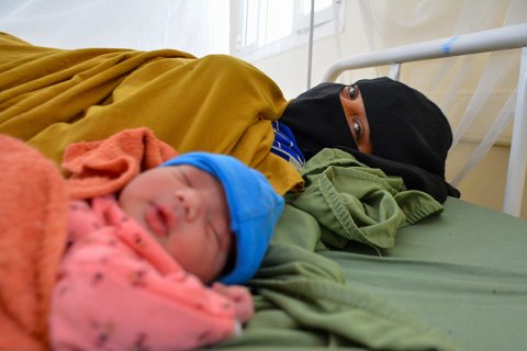 Zaima Hussain ligger i sängen med sin nyfödda Aiesha på sjukhuset i al-Qanawis, Jemen.