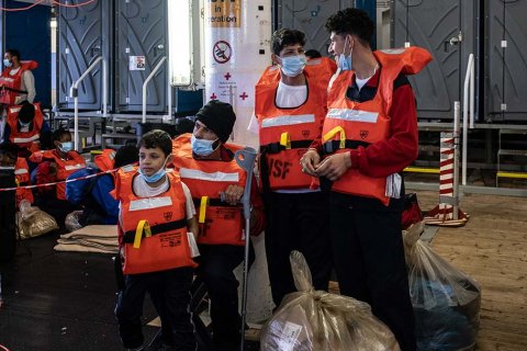 Moustafa, tillsammans med sina tre söner, ombord på Läkare Utan Gränsers räddningsfartyg Geo Barents.