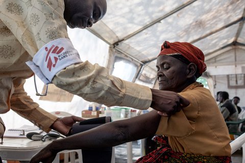En kvinnar som flytt från Burundi blir undersökt i ett flyktingläger i Tanzania