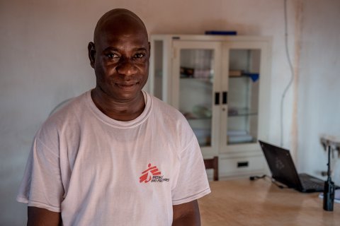 En man som arbetar som ekonom på Läkare Utan Gränsers kontor i Centralafrikanska republiken