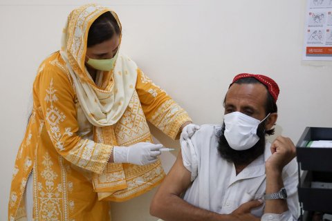 En sjuksköterska från Läkare Utan Gränser ger en patient behandling mot hepatit C.