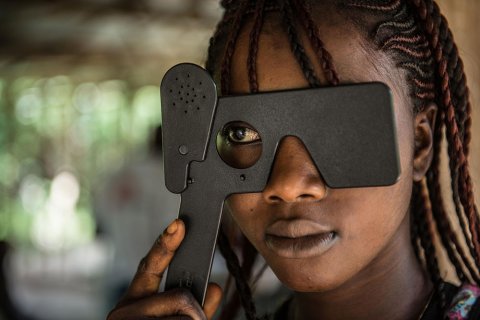 Aminata Koroma, som överlevde ebola, får sin syn testad av Läkare Utan Gränser i byn Mabekoh, Sierra Leone.