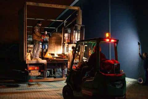 Medicinsk utrustning lastas av i Lviv, Ukraina, för vidare transport till Kiev.