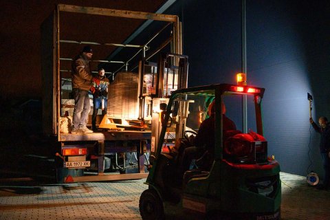 Medicinsk utrustning lastas av i Lviv, Ukraina, för vidare transport till Kiev.