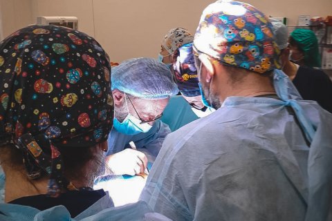 Martial Ledecq, som arbetar som kärlkirurg för Läkare Utan Gränsers, arbetar i operationssalen på Okhmatdyt-sjukhuset i Kiev den 14 mars 2022