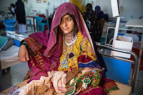 Ahmad, som är en och en halv månad gammal, är undernärd. Han ligger si sin mamma Bibi Hajiras knä på Boost sjukhus, Afghanistan.
