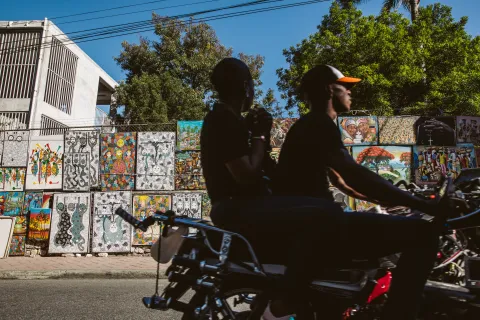 Två personer på en cykeltaxi i Pétionville, Port-au-Prince, Haiti.