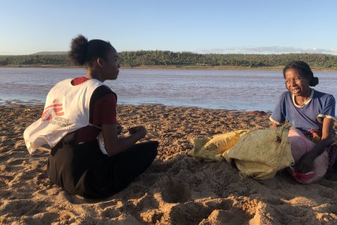 En medarbetare från Läkare Utan Gränser samtalar med Claudine vid floden Mandraré i Madagaskar.