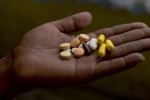 En patient med multiresistent tuberkulos visar upp sin dagliga dos mediciner.