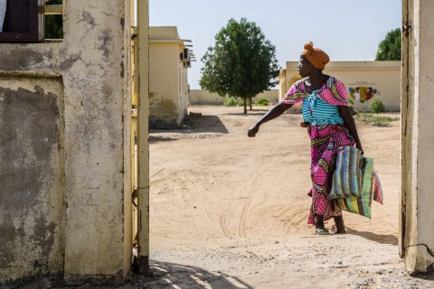 Bria, vars son vårdas för undernäring på sjukhuset i N’Djamena, Tchad, går längs en väg.