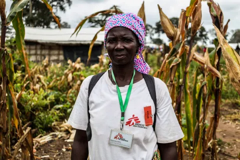 Atija Bacar bor och arbetar som traditionell barnmorska i ett läger för internflyktingar i Mueda i Cabo Delgado, Moçambique. 