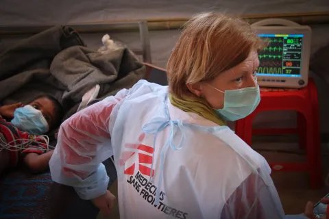 En läkare ger en patient med difteri vård