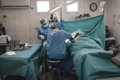 Ett team opererar en patient på Tabarre sjukhus i Haitis huvudstad Port-au-Prince.