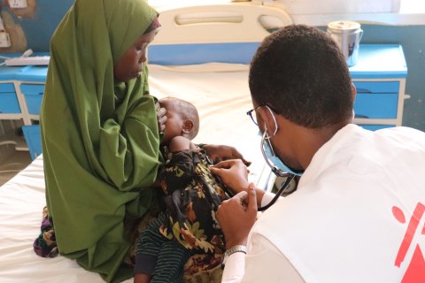 Läkaren Ahmed Ilyas undersöker lilla Saidya, som har mässling.