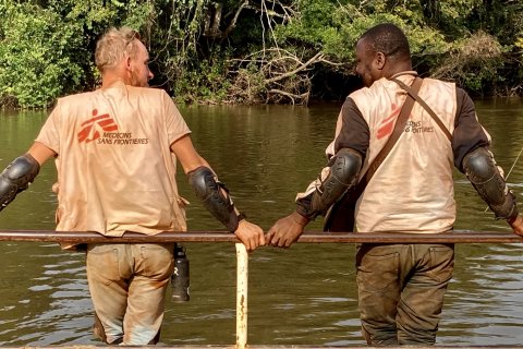 Antropologen och hälsoinformatören Dale Koninckx tillsammans med logistikansvariga Kebongo Guy-Emmanuel i Centralafrikanska republiken.