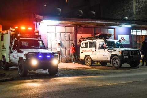 Ambulanser utanför kliniken i Mathare, Kenya.