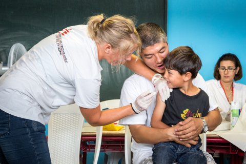 En pojke från Afghanistan får vaccin mot mässling i ett flyktingläger i Grekland