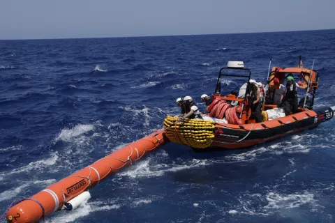 En gummibåt på Medelhavet med ett räddningsteam från Läkare Utan Gränser