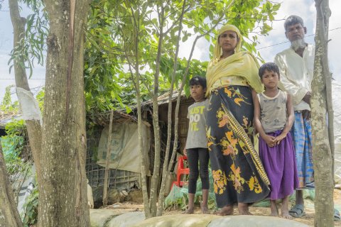 Tayeba Begum, tillsammans med delar av sin familj i flyktinglägret Cox's Bazar, Bangladesh.