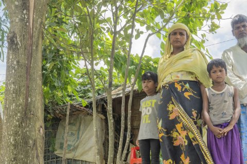 Tayeba Begum, tillsammans med delar av sin familj i flyktinglägret Cox's Bazar, Bangladesh.