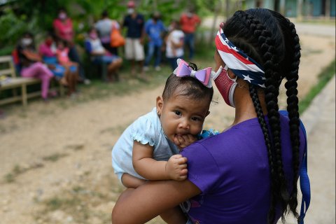 Fyra månader gamla Andreilys besöker vårdcentralen i staten Sucre, Venezuela, tillsammans med sin mamma.⁣ ⁣