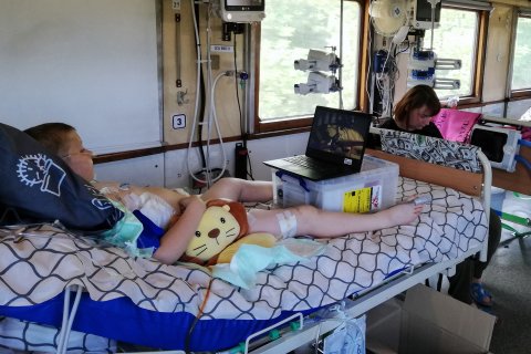 En skadad pojke ligger i en sjukhussäng på Läkare Utan Gränsers medicinska tåg i Ukraina