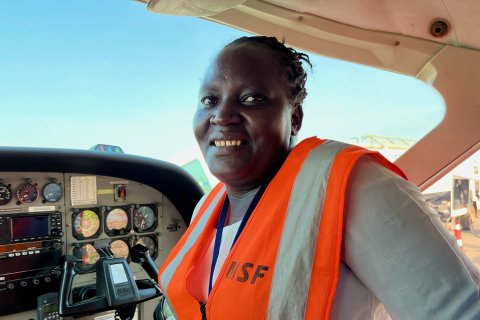 Stella i cockpiten på ett flygplan