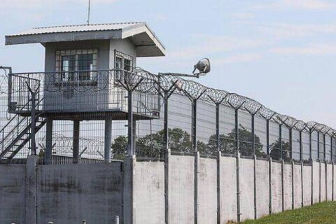 Mur med taggtråd utanför förvaret i Kybartai, Litauen.