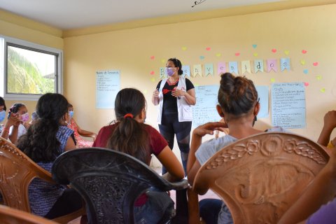 Kvinna föreläser om sexuellhälsa för unga kvinnor