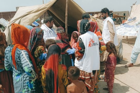 Personer samlade utanför ett tält