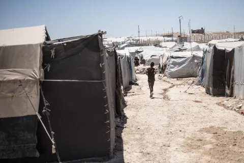 En ung pojke springer mellan tälten i flyktinglägret Al Hol i Syrien