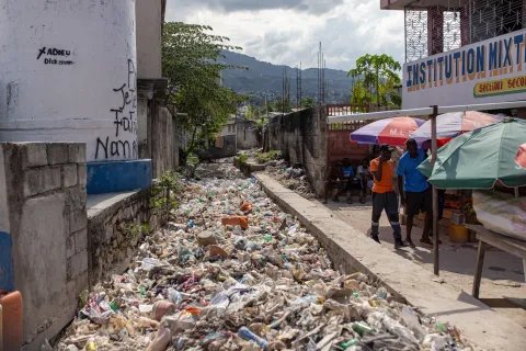 En kanal i Haiti har fyllts av sopor istället för vatten. 