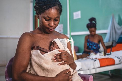 Ett nyfött barn ligger tajt mot sin mammas bröstkorg. 