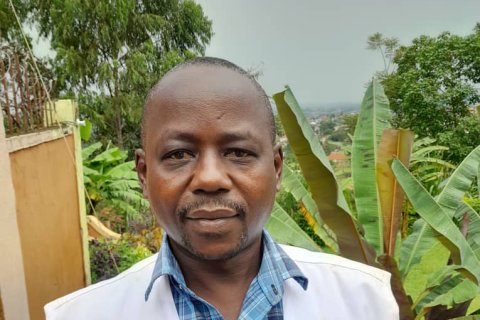 Närbild på man i Läkare Utan Gränser väst.