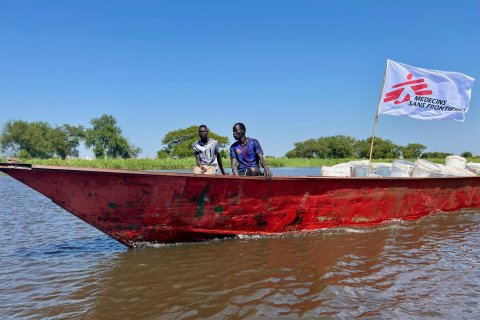 Två medarbetare åker båt på en flod.