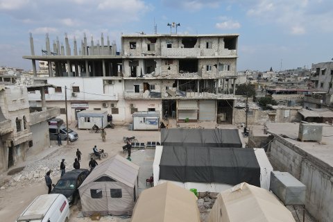 Ett hus som nästan helt har förstörts av jordbävningarna.