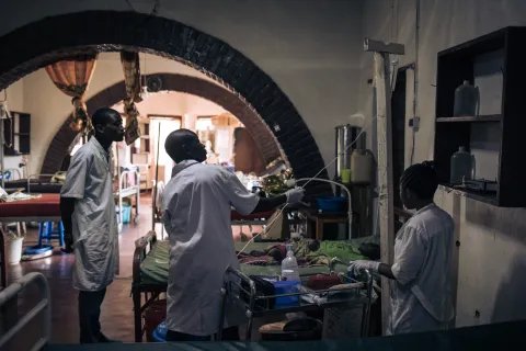 Sjuksköterskor vårdar en patient på intensivvårdsavdelningen.
