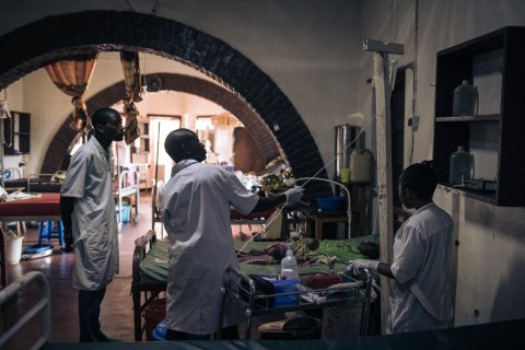 Sjuksköterskor vårdar en patient på intensivvårdsavdelningen.