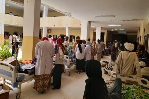 En sjukhusbyggnad full med folk i Sudan. 