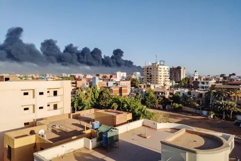 Rök väler upp från en byggnad i Khartoum, Sudan.