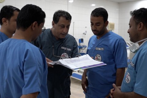 En grupp sjuksköterskor diskuterar en patient på ett sjukhus i Jemen