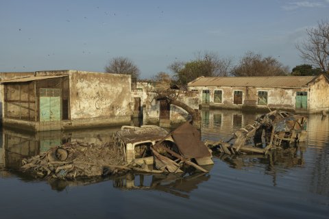 översvämmade byggnader och fordon 