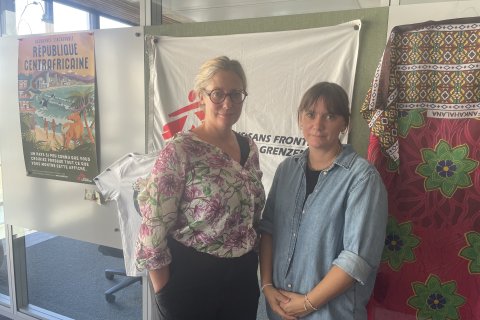 Programledare Catinka Agneskog och gästen Alexandra Malm står bredvid varandra och tittar in i kameran i kontorsmiljö.